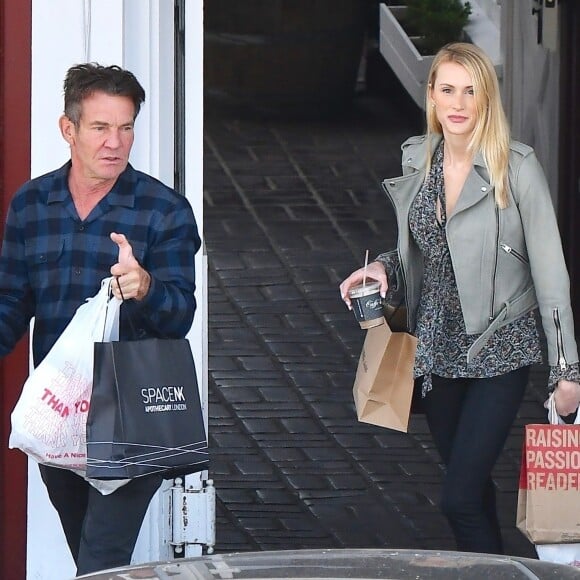 Exclusif - Dennis Quaid, 65 ans, et sa fiancée Laura Savoie, 26 ans, en plein shopping de Noël dans le quartier de Brentwood à Los Angeles, le 22 décembre 2019.