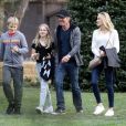 Exclusif - Dennis Quaid avec ses enfants Thomas et Zoé et sa nouvelle fiancée Laura Savoie de sortie dans le quartier de Pacific Palisades à Los Angeles le 1er décembre 2019 pour acheter leur sapin de Noël.