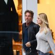 Exclusif - Dennis Quaid et sa fiancée Laura Savoie en train de faire du shopping à Beverly Hills le 27 novembre 2019.