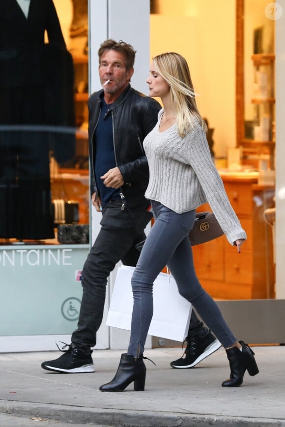 Exclusif - Dennis Quaid et sa fiancée Laura Savoie en train de faire du shopping à Beverly Hills le 27 novembre 2019.
