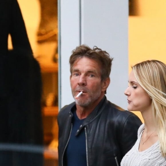 Exclusif - Dennis Quaid et sa fiancée Laura Savoie en train de faire du shopping à Beverly Hills le 27 novembre 2019.