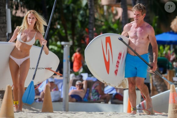 Exclusif - Dennis Quaid et sa fiancée Laura Savoie sur une plage à Honolulu (Hawaï) le 18 octobre 2019