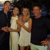 Exclusif - Dennis Quaid (65 ans) et sa jeune compagne Laura Savoie (26 ans) pendant leurs vacances à Oahu (Hawaï) le 21 octobre 2019, posant avec un couple de jeunes mariés.