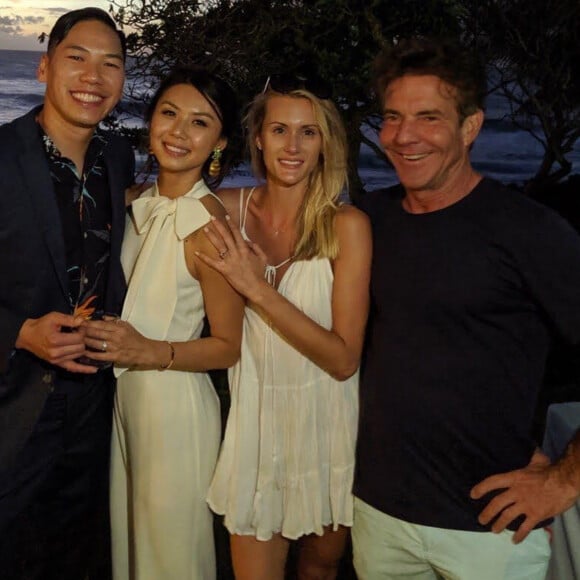 Exclusif - Dennis Quaid (65 ans) et sa jeune compagne Laura Savoie (26 ans) pendant leurs vacances à Oahu (Hawaï) le 21 octobre 2019, posant avec un couple de jeunes mariés.