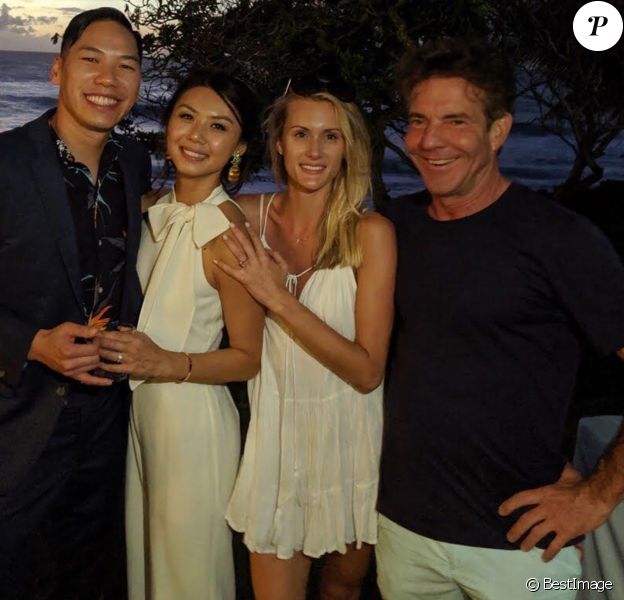 Exclusif - Dennis Quaid (65 ans) et sa jeune compagne Laura Savoie (26 ans) pendant leurs vacances à Oahu (Hawaï) le 21 octobre 2019, posant avec un couple de jeunes mariés.