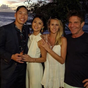 Exclusif - Dennis Quaid (65 ans) et sa jeune compagne Laura Savoie (26 ans) pendant leurs vacances à Oahu (Hawaï) le 21 octobre 2019, posant avec un couple de jeunes mariés.