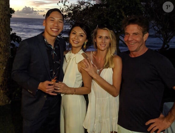 Exclusif - Dennis Quaid (65 ans) et sa jeune compagne Laura Savoie (26 ans) pendant leurs vacances à Oahu (Hawaï) le 21 octobre 2019, posant avec un couple de jeunes mariés.