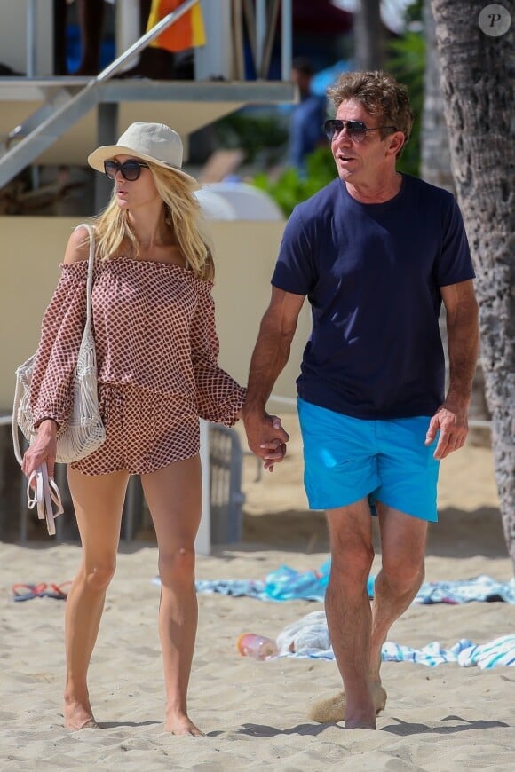 Exclusif - Dennis Quaid et sa fiancée Laura Savoie sur une plage à Honolulu (Hawaï) le 18 octobre 2019