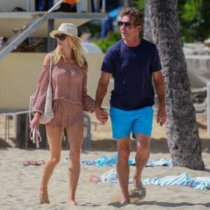 Exclusif - Dennis Quaid et sa fiancée Laura Savoie sur une plage à Honolulu (Hawaï) le 18 octobre 2019