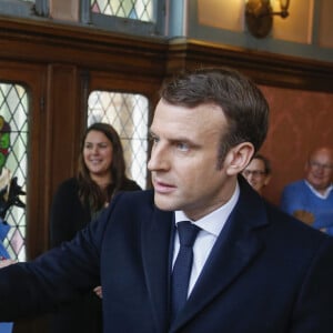 Le président de la république Emmanuel Macron et la Première Dame Brigitte Macron votent à la mairie du Touquet pour le premier tour des élections municipales le 15 mars 2020. © Pascal Rossignol / Pool / Bestimage