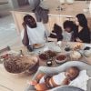 Kim Kardashian partage une photo de ses quatre enfants et de son mari Kanye West au petit-dej, le 22 janvier 2020.
