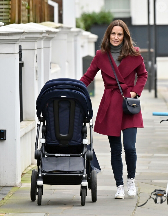 Exclusif - Pippa Middleton promène son fils Arthur en poussette dans les rues de Londres le 16 décembre 2019.