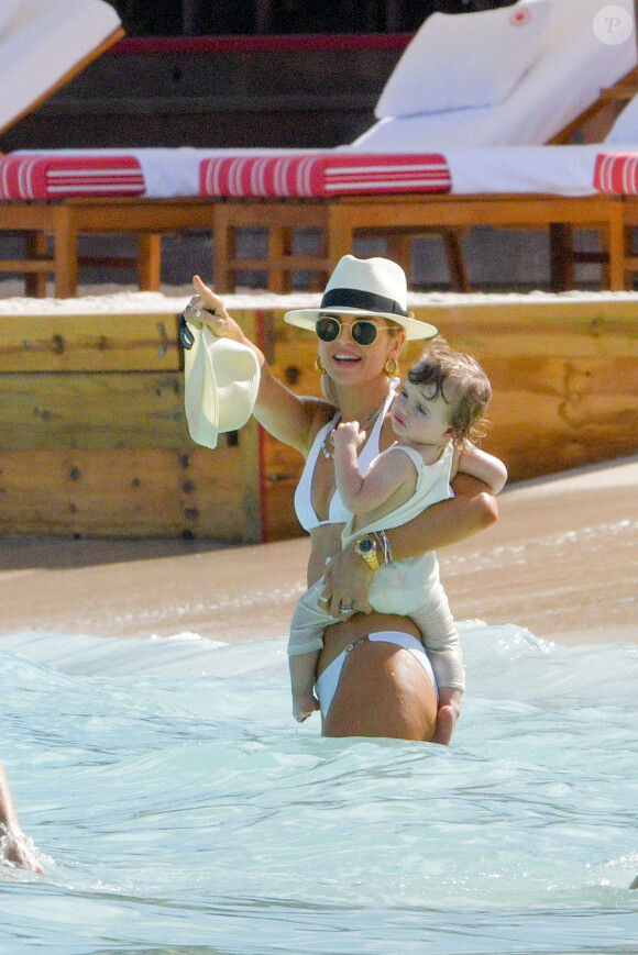 Exclusif - Spencer Matthews avec sa femme Vogue Williams et leur fils Theodore en vacances à l'hôtel Eden Rock à Saint-Barthélemy le 14 décembre 2019.