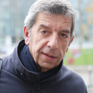 Michel Cymes - People à la sortie des studios de la station de radio RTL à Paris le 28 novembre 2019. © Jonathan Rebboah / Panoramic / Bestimage