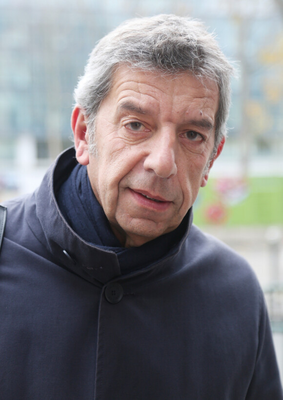 Michel Cymes - People à la sortie des studios de la station de radio RTL à Paris le 28 novembre 2019. © Jonathan Rebboah / Panoramic / Bestimage