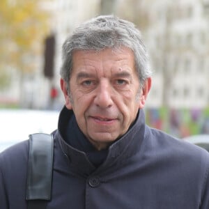 Michel Cymes - People à la sortie des studios de la station de radio RTL à Paris le 28 novembre 2019. © Jonathan Rebboah / Panoramic / Bestimage