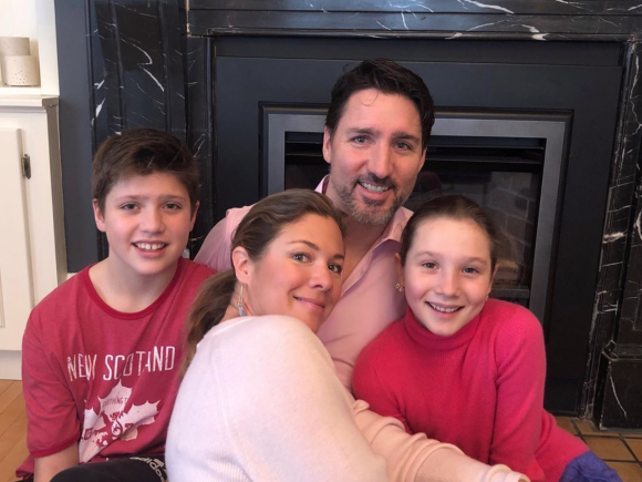 Sophie Grégoire Trudeau, son mari, le Premier ministre de Canada Justin Trudeau, et deux de leurs trois enfants, Hadrien et Ella. Février 2020.