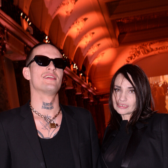 Béatrice Dalle et Paul Bichet-Galaup lors de la soirée de gala de la 18ème édition du "Dîner de la mode du Sidaction" au Pavillon Cambon Capucines - Potel et Chabot à Paris, France, le 23 janvier 2020. © Rachid Bellak/Bestimage