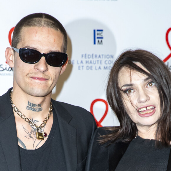 Béatrice Dalle et Paul Bichet-Galaup lors du photocall de la 18ème édition du "Dîner de la mode du Sidaction" au Pavillon Cambon Capucines - Potel et Chabot à Paris, France, le 23 janvier 2020. © Olivier Borde/Bestimage