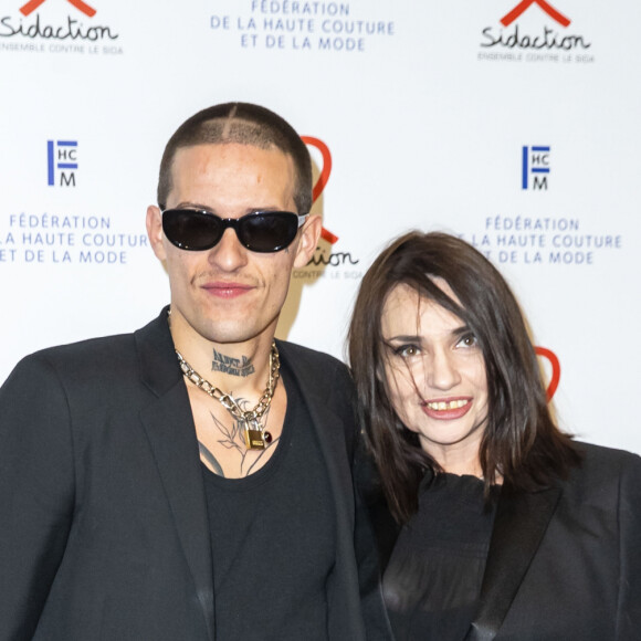Béatrice Dalle et Paul Bichet-Galaup lors du photocall de la 18ème édition du "Dîner de la mode du Sidaction" au Pavillon Cambon Capucines - Potel et Chabot à Paris, France, le 23 janvier 2020. © Olivier Borde/Bestimage