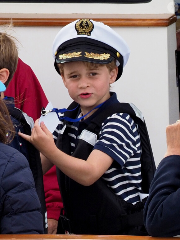 Le prince George et la princesse Charlotte de Cambridge sur un bateau lors de la King's Cup à Cowes le 8 août 2019.