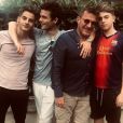 Benjamin Castaldi entouré de ses trois fils Julien (22 ans), Simon (19 ans) et Enzo (15 ans) à Paris, le 1er juillet 2019.