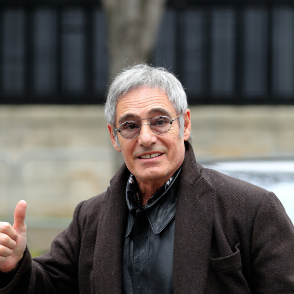 Gérard Lanvin arrive à l'enregistrement de l'émission Vivement Dimanche à Paris le 16 mars 2020 pendant l'épidémie de Coronavirus (COVID-19).