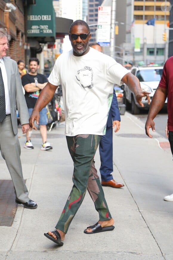 Idris Elba arrive dans les studios de l'émission "The Late Show With Stephen Colbert" pour faire la promotion du nouveau film "Fast & Furious : Hobbs & Shaw" à New York le 29 juillet 2019.