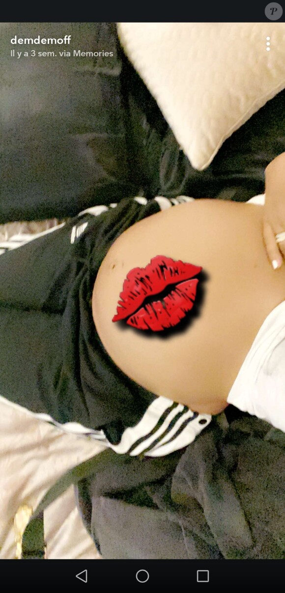 Demdem a prouvé sur Snapchat qu'elle n'a pas eu recours à une mère porteuse pour son cinquième enfant, en publiant une photo de son ventre rond.