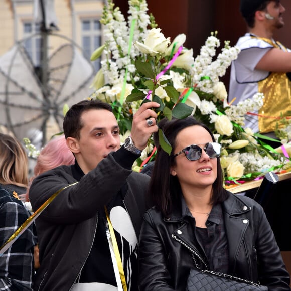 Grégoire Lyonnet et sa compagne Alizée - La troupe de Danse avec les Stars participe à la 4ème bataille de Fleurs dans le cadre du Carnaval 2016 à Nice le 24 février 2016. Elle a profité de sa présence à Nice lors de sa tournée pour faire un passage sur le Corso sur le char de la Reine du Carnaval. Cette année le thème du Carnaval était "Les Médias". La manifestation se termine dimanche 28 février. © Bruno Bebert/Bestimage