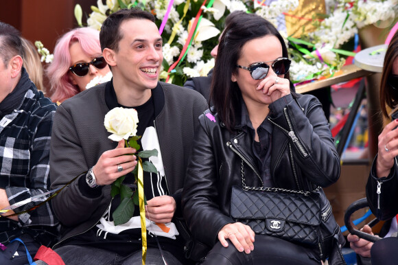 Grégoire Lyonnet et sa compagne Alizée - La troupe de Danse avec les Stars participe à la 4ème bataille de Fleurs dans le cadre du Carnaval 2016 à Nice le 24 février 2016. Elle a profité de sa présence à Nice lors de sa tournée pour faire un passage sur le Corso sur le char de la Reine du Carnaval. Cette année le thème du Carnaval était "Les Médias". La manifestation se termine dimanche 28 février. © Bruno Bebert/Bestimage
