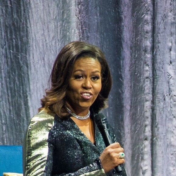 Michelle Obama en promotion pour son livre "Becoming" sur la scène du Ziggo Dome à Amsterdam, le 17 avril 2019.