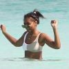 Exclusif - Sasha Obama se baigne avec une amie sur la plage de Cancun au Mexique, le 14 janvier 2018.