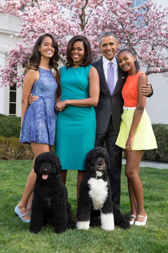 Le président américain Barack Obama, sa femme Michelle Obama et leurs filles Malia et Sasha posent en famille avec leurs chiens Bo et Sunny dans le jardin Rose de la Maison Blanche le dimanche de Pâques, à Washington, le 5 avril 2015.