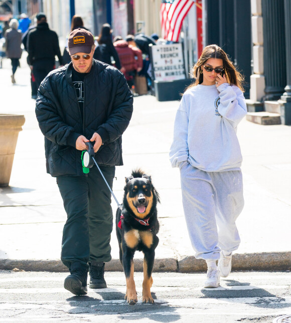 Exclusif - Emily Ratajkowski et son mari Sebastian Bear-McClard promènent leur chien Colombo à New York le 16 mars 2020.