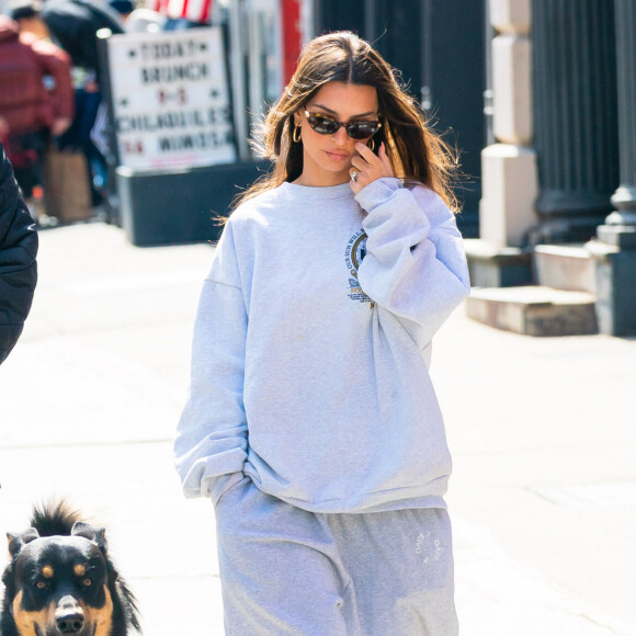 Exclusif - Emily Ratajkowski et son mari Sebastian Bear-McClard promènent leur chien Colombo à New York le 16 mars 2020.