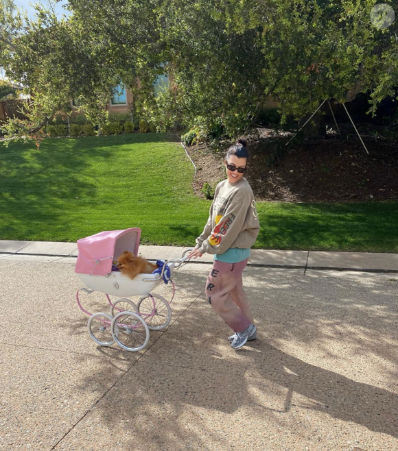 Kourtney Kardashian porte un pull de la collection Kids See Ghosts (l'album de Kanye West et Kid Cudi) et un jogging de la collection Sunday Service. Le 23 mars 2020.