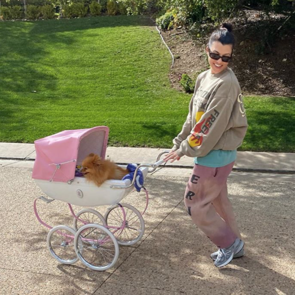 Kourtney Kardashian porte un pull de la collection Kids See Ghosts (l'album de Kanye West et Kid Cudi) et un jogging de la collection Sunday Service. Le 23 mars 2020.