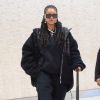 Exclusif - Rihanna, toute de noir vêtue, arrive à l'aéroport JFK de New York, le 16 janvier 2020.