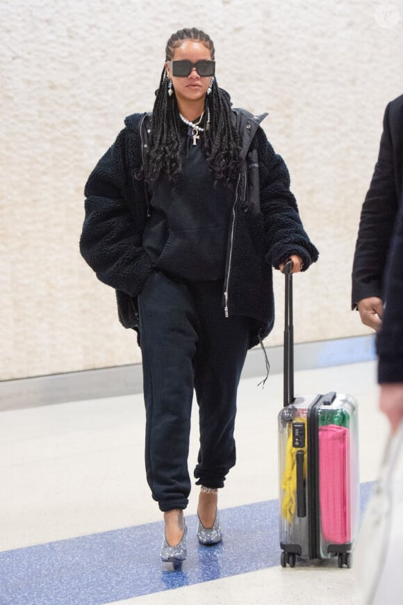 Exclusif - Rihanna, toute de noir vêtue, arrive à l'aéroport JFK de New York, le 16 janvier 2020.