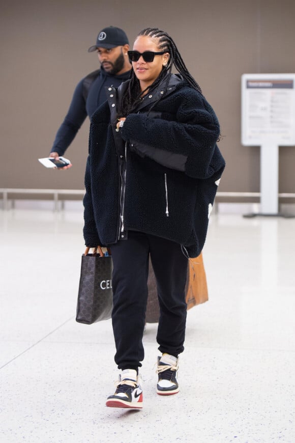 Exclusif - Rihanna, toute de noir vêtue et chaussée de baskets Nike Air Jordan 1 Union Los Angeles, arrive à l'aéroport JFK de New York, le 5 janvier 2020.