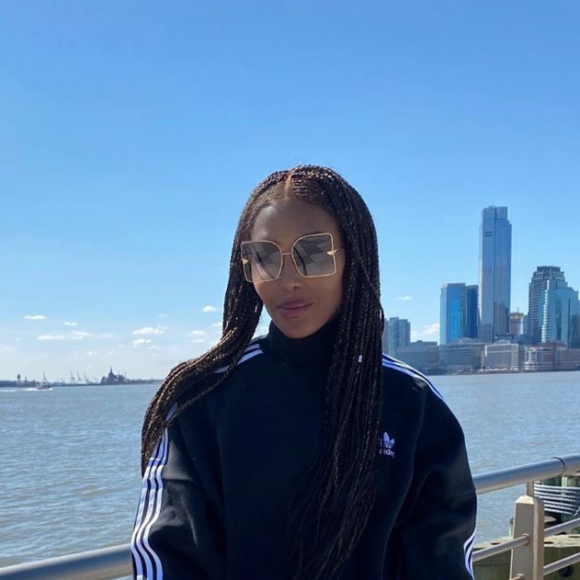 Naomi Campbell en veste et jogging Adidas. Mars 2020.