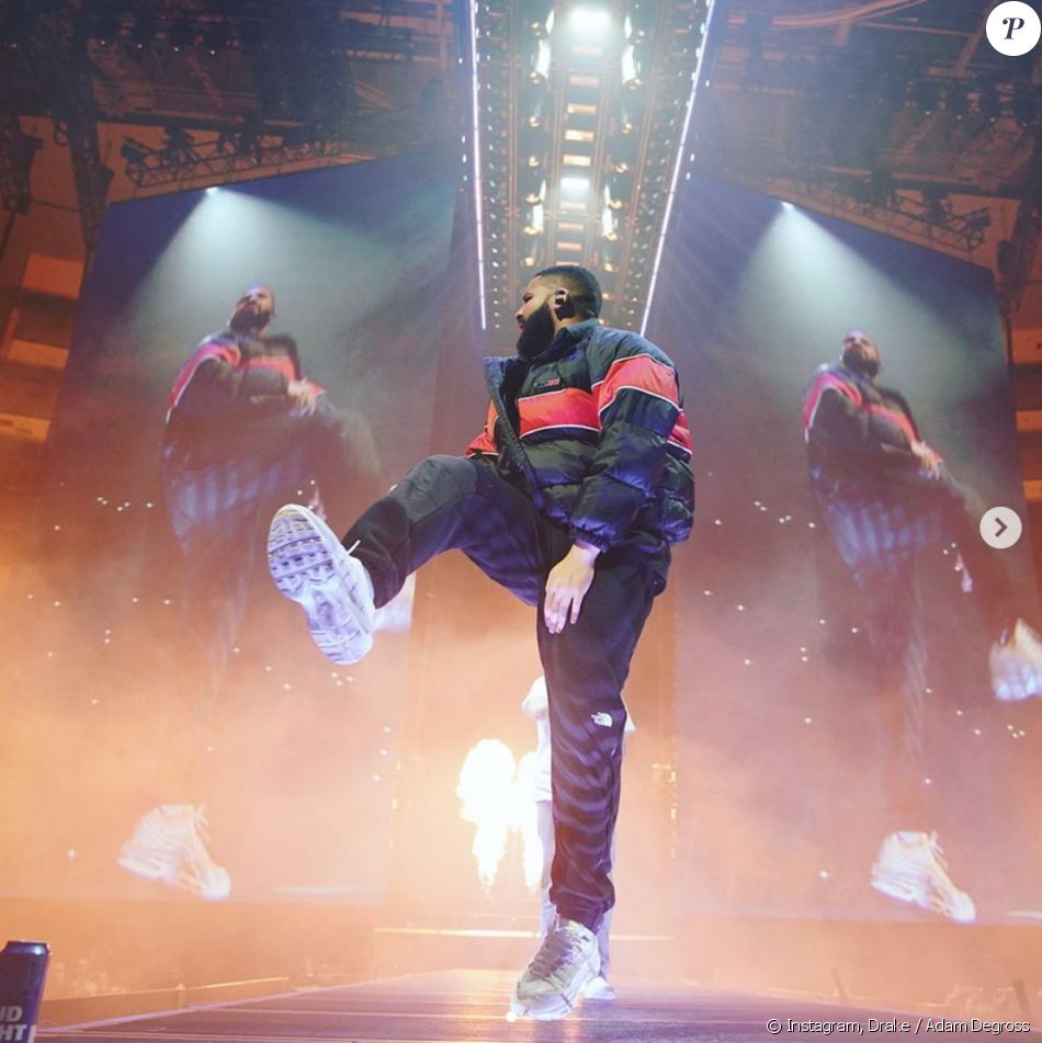 Drake en jogging The North Face lors du concert de Post Malone à Toronto. Février 2020.