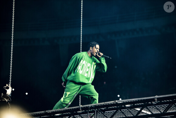 A$AP Rocky, habillé d'un pull et d'un jogging VLONE, se produit sur la scène de l'Ericsson Globe à Stockholm, le 11 décembre 2019.