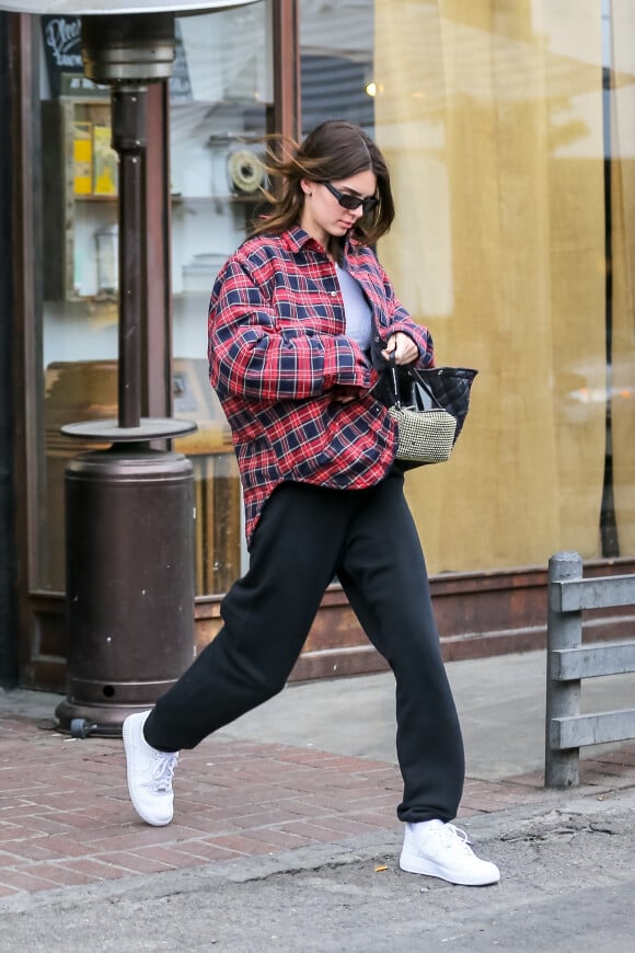 Kendall Jenner en chemise Balenciaga, jogging noir et baskets Nike Air Force 1 à West Hollywood. Los Angeles, le 9 mars 2020.