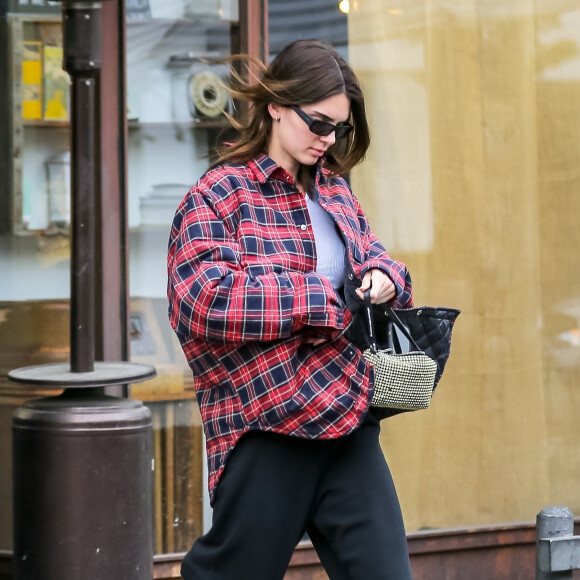 Kendall Jenner en chemise Balenciaga, jogging noir et baskets Nike Air Force 1 à West Hollywood. Los Angeles, le 9 mars 2020.
