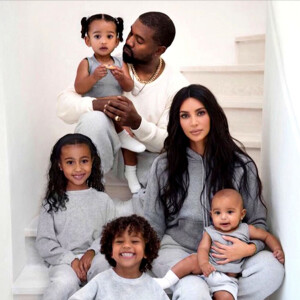 Kim Kardashian, son mari Kane West et leurs enfants North, Saint, Chicago et Psalm West, tous en jogging. Décembre 2019.