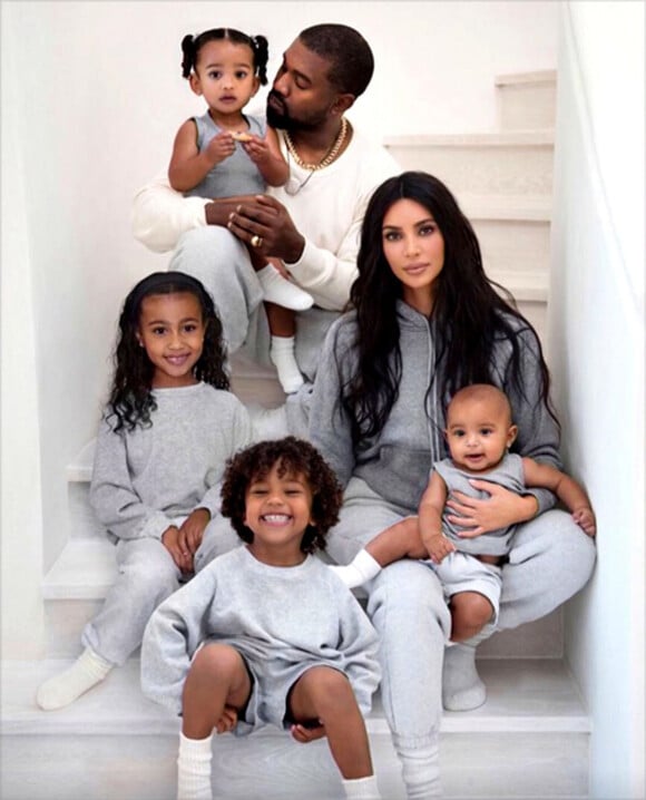 Kim Kardashian, son mari Kane West et leurs enfants North, Saint, Chicago et Psalm West, tous en jogging. Décembre 2019.