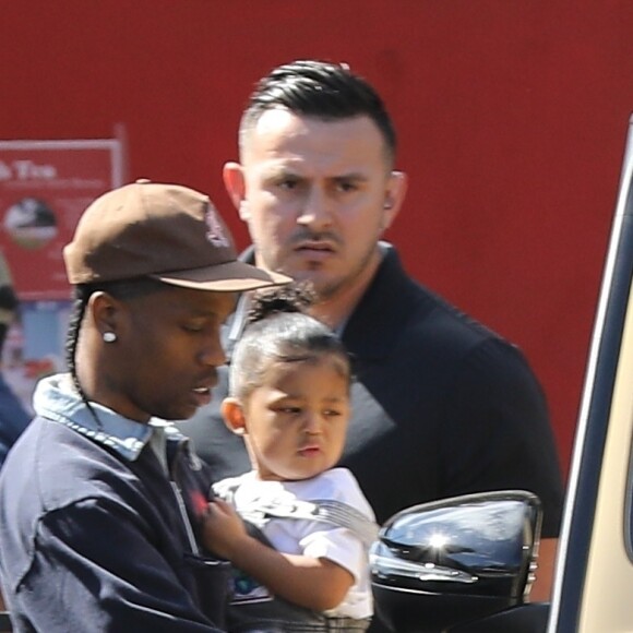 Exclusif - Je t'aime moi non plus - Kylie Jenner et son ex Travis Scott multiplient les apparitions en famille, serait-ils à nouveau en couple? Ils sont sortis déjeuner à Calabasas avec leur fille Stormi, Los Angeles, le 29 février 2020.
