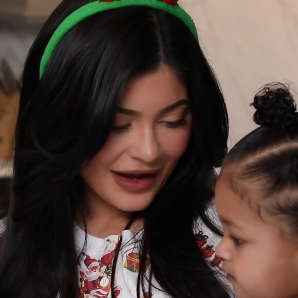 Kylie Jenner et sa fille Stormi, 1 an, font des cookies pour Noël, sous le regard complice de Kris Jenner. Los Angeles. Le 23 décembre 2019